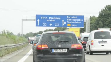Trafik jam A2 otoyolu Almanya Saxony-Anhalt şehir Magdeburg yakın. yol inşaat işleri.