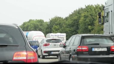 Trafik jam şehir Braunschweig yakın Almanya Aşağı Saksonya A2 otoyolunun üzerinde. yol inşaat işleri.