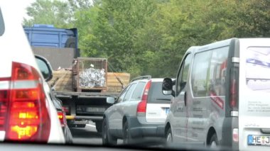 Trafik jam şehir Braunschweig yakın Almanya Aşağı Saksonya A2 otoyolunun üzerinde. yol inşaat işleri.