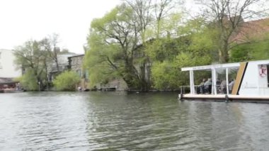 Brandenburg bir der Havel, cityscape aracılığıyla bir tekne ile Havel river adlı sürüş. Buga alan Bahçe Fuar geçirerek. (Brandenburg, Almanya)