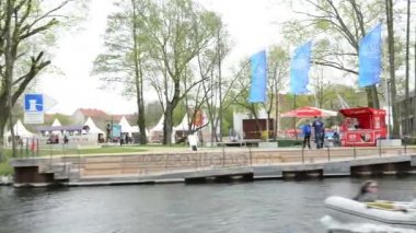 Brandenburg bir der Havel, cityscape aracılığıyla bir tekne ile Havel river adlı sürüş. Buga alan Bahçe Fuar geçirerek. (Brandenburg, Almanya)