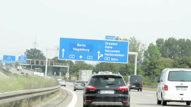 A2 otoyolunun Almanya Saxony-Anhalt şehir Magdeburg yakın trafik. yol inşaat işleri. — Stok video