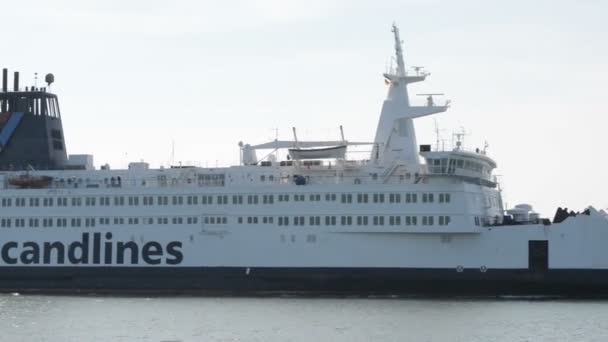 Grande nave traghetto scanline in partenza dal porto di Warnemnde, Meclemburgo-Pomerania Anteriore, Germania . — Video Stock