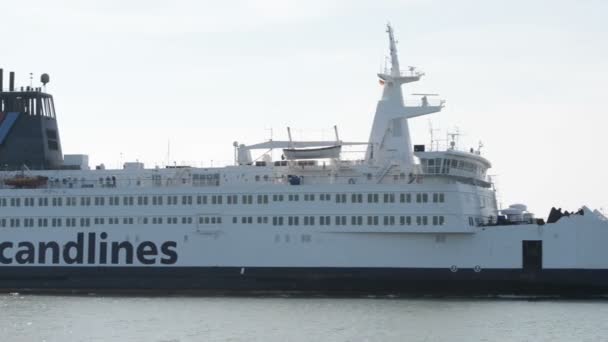 Großes Scanline-Fährschiff verlässt den Hafen von Warnemnde, Mecklenburg-Vorpommern, Deutschland. — Stockvideo