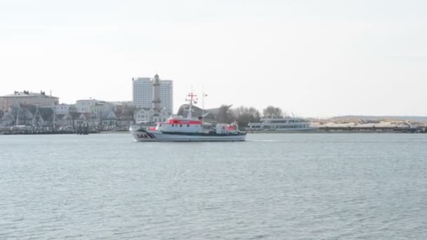 Barca di guardie cappotto che attraversa il porto di Warnemuende, Meclemburgo-Pomerania Anteriore. Paesi Bassi . — Video Stock