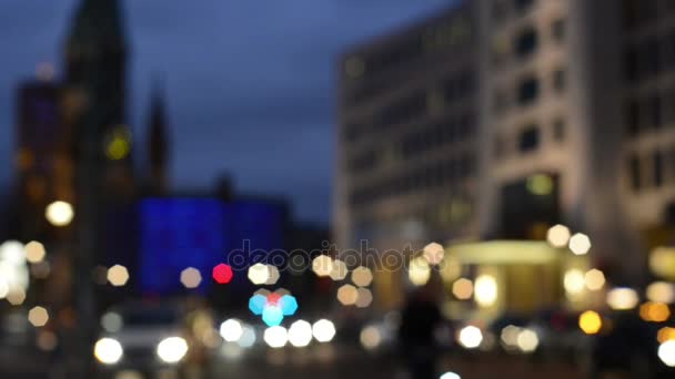 模糊视频夜时间交通区柏林夏洛滕堡火车站动物园 Tauentzienstrasse 旁边。汽车路过。Gedaechtnisskirche 在背景中. — 图库视频影像