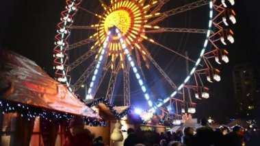 xmas alexanderplatz de berlin (Almanya) fuarında ziyaret insanlar. önünde pazar gıda ve zanaat öğeleri ile stop etti. tekerlek arka planda feribotlar