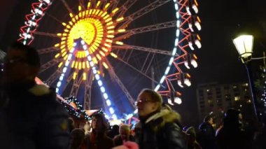 xmas alexanderplatz de berlin (Almanya) fuarında ziyaret insanlar. önünde pazar gıda ve zanaat öğeleri ile stop etti. tekerlek arka planda feribotlar