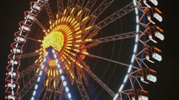 People visiting the xmas fair at alexanderplatz in berlin (germany). in front market stalls with food and craft items. ferries wheel in background — Stock Video