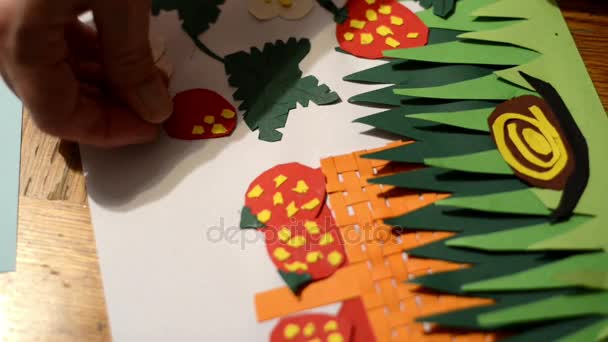 Klebepunkte auf Papier Erdbeere. Papiergarten mit Gras, Schnecke, Erdbeerpflanze. Basteln. — Stockvideo