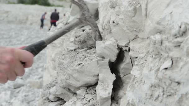 People walking along at the Baltic Sea looking for fossils at Darss peninsulas (Mecklenburg-Vorpommern, Germany). On right side typical sand dunes. — Stock Video