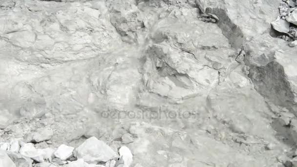 人バルト海に沿って歩いてダールス半島 (ドイツ ・ メクレンブルク = フォアポンメルン州) で化石を探しています。右側にある典型的な砂丘. — ストック動画