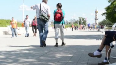 Warnemuende plaj sahil yürüyüş insanlar. Arka plan ışık evi ve Teepot evi.