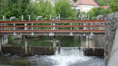 Pottenstein Cityscape akan bir tarihsel weir seyreden.