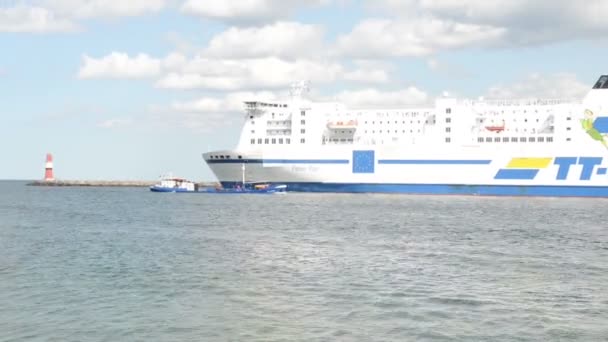 Eine Fährgesellschaft verlässt den Tiefwasserhafen nach Dänemark. — Stockvideo