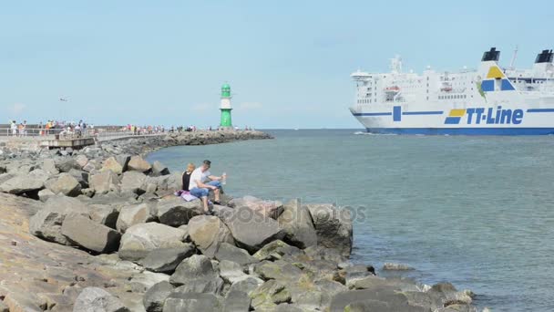 Folk tittar på färjor lämnar port av Warnemuende (Mecklenburg-Vorpommern, Tyskland) — Stockvideo
