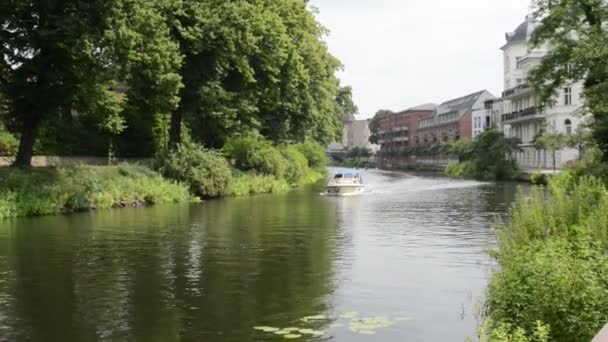 Motorový člun na řece Havel ve městě Brandenburg an der Havel (Německo) — Stock video