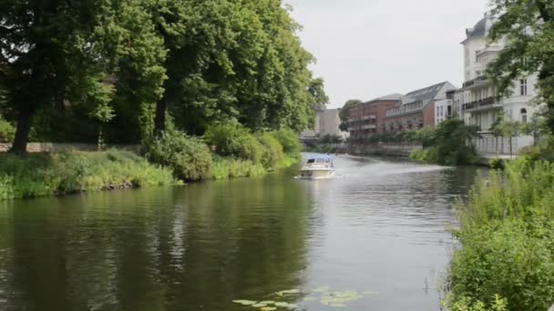 Катер на реке Гавел в городе Бранденбург-ан-дер-Гавел (Германия) ) — стоковое видео