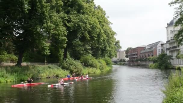 Grupo de jovens canoagem no rio Havel em Brandemburgo an der Havel City . — Vídeo de Stock