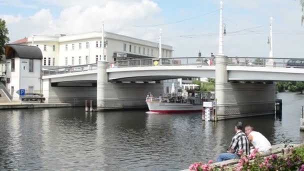 Paesaggio urbano di Brandeburgo an der Havel con il ponte Jahrtausendbrcke — Video Stock