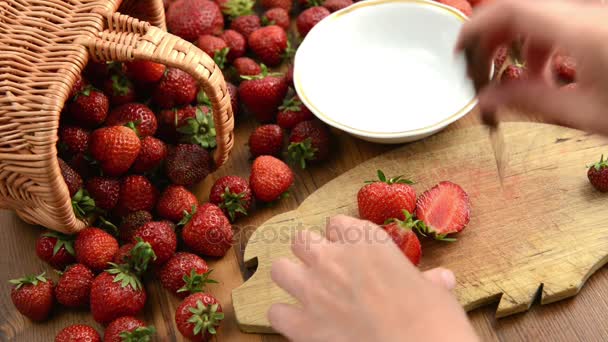 Limpieza de fresas para hacer mermelada . — Vídeos de Stock