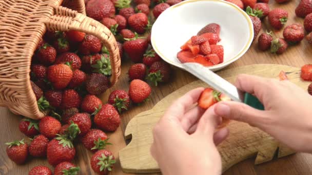 Rengöring jordgubbar att göra sylt. — Stockvideo