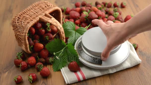 Erdbeeren im Korb und kleine Portion auf der Waage — Stockvideo