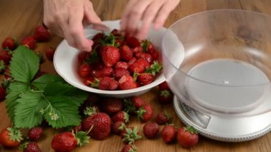 çilek reçel yapmak temizlik. 