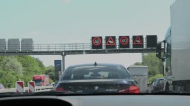 raffic reçel şehir Braunschweig yakın Almanya Aşağı Saksonya A2 otoyolunun üzerinde. yol inşaat işleri.