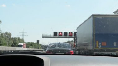 raffic reçel şehir Braunschweig yakın Almanya Aşağı Saksonya A2 otoyolunun üzerinde. yol inşaat işleri.