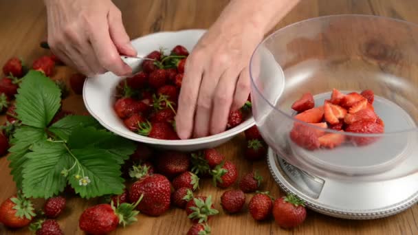 Limpieza de fresas para hacer mermelada . — Vídeos de Stock