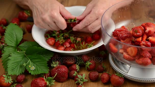 Erdbeeren putzen, um Marmelade zu machen. — Stockvideo