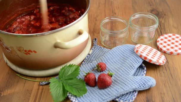 Kookpot met aardbeienjam klaar. Jam potten zijn breed aan de rand. — Stockvideo