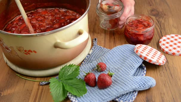 Pentola da cucina con marmellata di fragole pronta. I barattoli di marmellata sono larghi sul bordo . — Video Stock