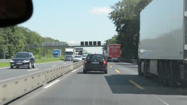 Confiture raffique sur l'autoroute A2 en Allemagne Basse-Saxe près de la ville Braunschweig. Travaux de construction routière . — Video