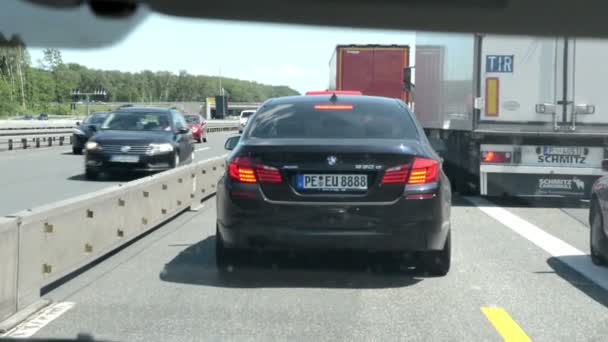 Рафик джем на автомагистрали А2 в Германии нижней Саксонии недалеко от города Брауншвейг. дорожные работы . — стоковое видео