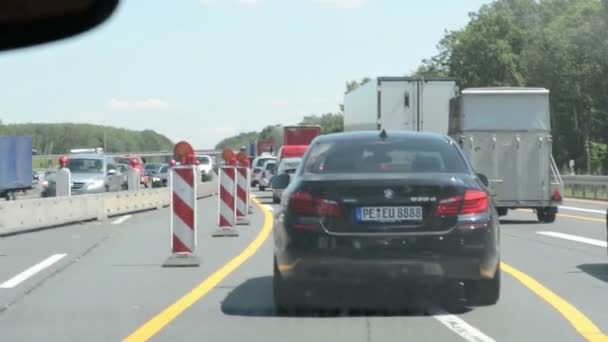 Raffic zácpě na dálnici A2 v Dolním Sasku v Německu nedaleko města Braunschweig. silniční stavby. — Stock video