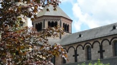 Maria Laach Abbey Laacher bkz: (Lake Laach), Andernach, Rheinland-Pfalz Almanya'da Eifel bölgesinin yakınında kıyısında.