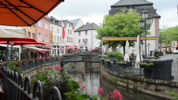 Ciudad Saarburg (Renania-Palatinado, Alemania) con su ciudad histórica, bares — Vídeos de Stock