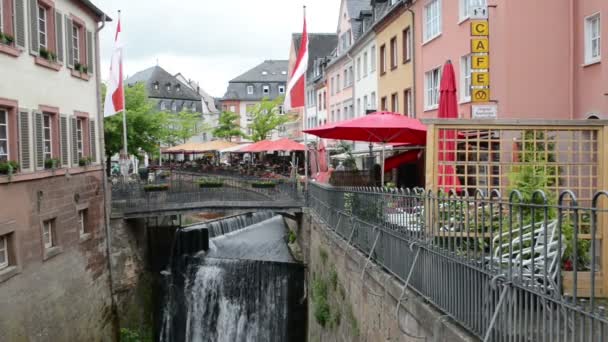 Місто Saarburg (Рейнланд-Пфальц, Німеччина) з її історичне місто, бари — стокове відео