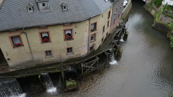 Város Saarburg (Rajna-vidék-Pfalz, Németország) és a történelmi város, bár és étterem. — Stock videók