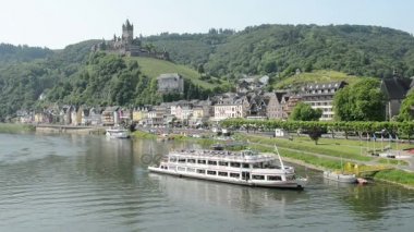 Cochem şehir mosel Nehri'nin touring için küçük moselle Nehri liman ve Turizm tekne ile. 