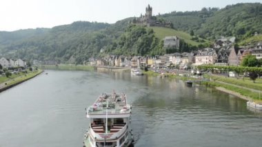 Cochem şehir mosel Nehri'nin touring için küçük moselle Nehri liman ve Turizm tekne ile. 