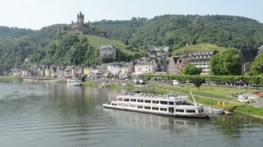 Cochem şehir mosel Nehri'nin touring için küçük moselle Nehri liman ve Turizm tekne ile. 