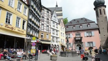 Cochem (Rheinland Pfalz, Almanya) Pazar yerinde güneşin sandalyelere restoranda oturan insanlar.