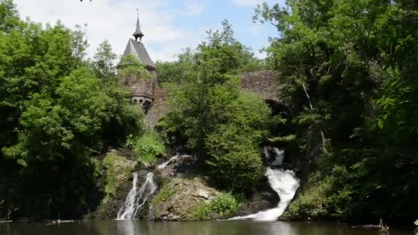 Cascada del río Elz con una pequeña iglesia en un puente y un antiguo molino de agua de madera. El río fluye a lo largo de la aldea Monreal y el castillo Burg Eltz. (Eifel, Alemania ) — Vídeos de Stock