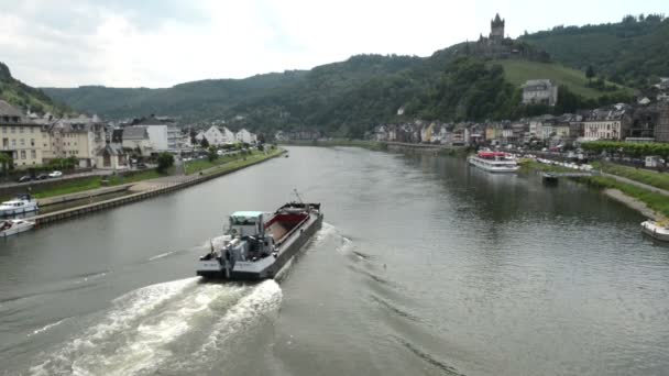 Cochem stad med små Mosel floden hamn och turist båtar för mosel floden touring. — Stockvideo