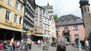 Cochem (Rheinland Pfalz, Almanya) Pazar yerinde güneşin sandalyelere restoranda oturan insanlar.
