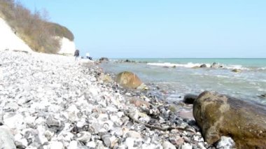 Rügen Adası (Almanya) insanlar tebeşir cliff kayalar, ilkbahar yürüyüş.