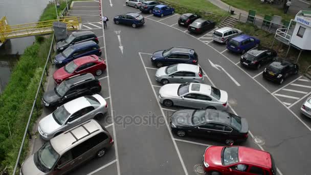 De aandrijving van een geparkeerde auto recht naar beneden van een parkeerplaats. Cochem (rivier van de Moezel, Duitsland) — Stockvideo